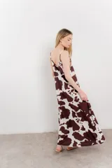 Maxi vestido de breteles finos con estampado animal print estilo vaca en tonos tierra.