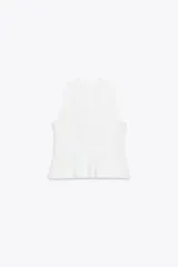Chaleco blanco con cuello halter y escote en pico. Cierre frontal con botones.