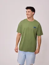 Remera verde militar de algodón con estampa en el frente y la espalda. Corte oversized.
