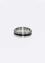 Anillo giratorio de acero quirúrgico hipoalergénico, de 7 mm de ancho, con diseño de línea negra.