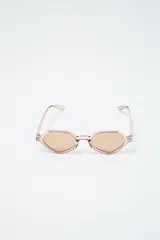 Lentes de sol con forma geométrica, montura color beige y lentes color marrón.