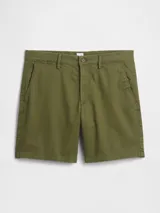 Short color verde militar, de corte recto y largo a la rodilla.