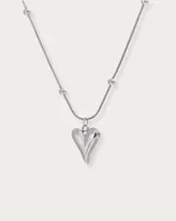 Collar plateado con cadena de eslabones y dije de corazón inflado.