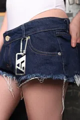 Short de jean azul oscuro con terminaciones desflecadas.