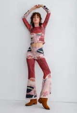 Calza larga de lycra con estampado abstracto en tonos rojo, rosa, beige y azul. Corte ajustado y terminación acampanada.