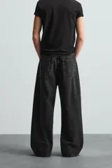 Pantalón de jean azul grisáceo con efecto lavado, corte amplio y tiro alto.