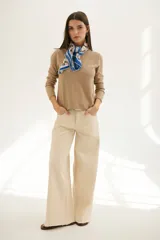 Sweater azul de tejido de punto con cuello redondo y mangas largas.