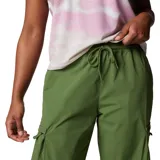 Pantalón cargo verde oliva de corte recto, con cintura elástica ajustable con cordón, bolsillos laterales y bolsillos cargo con cierre.