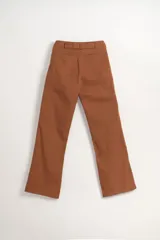 Pantalón marrón de corte recto con bolsillos laterales y cinturón con hebilla metálica.