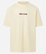 Remera de algodón color amarillo pálido, corte relajado y cuello redondo, con un pequeño estampado en el pecho con el texto "Heat Club" en tipografía estilizada color bordó.