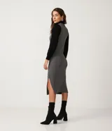 Vestido midi negro de punto acanalado, sin mangas y con cuello alto.