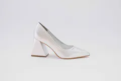 Zapato de tacón color naranja con textura croco, punta fina y tacón cuadrado forrado en cuero. Modelo Felicia New de cuero.