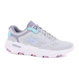 Championes deportivos Skechers Go Run 7.0 Escape, color gris con detalles en celeste y lila. Capellada de malla técnica transpirable, plantilla Air-Cooled Goga Mat, tecnología Hyper Pillar de alto rebote y amortiguación ligera ULTRA GO.