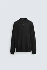 Polo de manga larga color negro, tejido en hilatura con mezcla de algodón y seda, de corte regular fit, con cuello solapa y cierre frontal de botonadura.