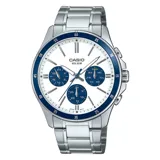 Reloj analógico Casio con caja y correa de acero inoxidable plateado, esfera blanca con detalles en azul y tres subesferas.