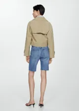Short de jean celeste con lavado claro, tiro alto y corte a la rodilla.