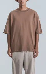 Remera de manga corta, corte crop y calce oversize, color marrón claro (cañamo). Presenta cuello redondo rib al tono y doble costura.