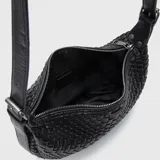 Bandolera marrón de cuero trenzado con correa ajustable.