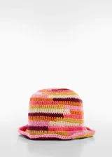 Sombrero de croché multicolor, con diseño de rayas en tonos rosados y amarillos.