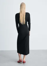 Vestido midi negro con escote off-shoulder, manga larga y frunces laterales.