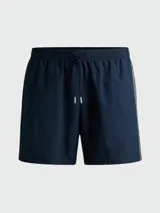 Shorts de baño azul marino con cintura elástica ajustable con cordón.
