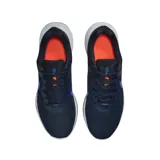Championes Nike Revolution 6 Next Nature, color negro con logo azul y suela blanca.