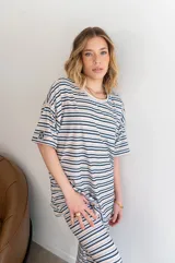 Remerón de viscosa con estampado a rayas horizontales blancas y negras, de corte holgado y mangas cortas.