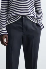 Pantalón de vestir azul marino, de corte recto, confeccionado en lino.