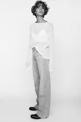Pantalón de jean gris de corte wide leg, tiro alto y largo hasta el tobillo.