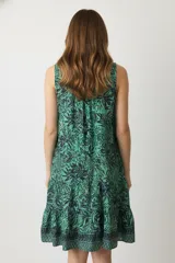 Vestido corto de poliéster con estampado floral en tonos verde y azul, corte suelto y cuello redondo.