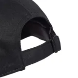 Gorro Adidas negro con logo de la marca bordado en blanco en el lateral y las tres tiras características en la visera.