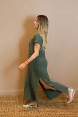 Vestido largo color beige, de tejido calado, escote en V, manga corta y corte holgado.