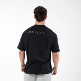 Remera negra de algodón con cuello redondo y estampado con la palabra "PERSISTENCE" en la espalda.