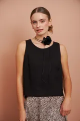 Blusa negra sin mangas con escote redondo.