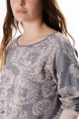 Sweater azul con estampado de flores blancas y puños blancos.