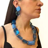 Aros colgantes con dos piezas de resina combinadas en color marrón translúcido.