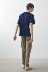Remera azul marino de corte recto y cuello redondo.