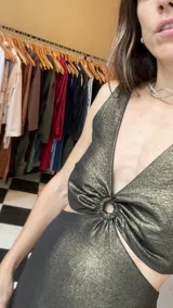 Vestido largo negro con lurex dorado, escote en V con aro y falda con capas diagonales.