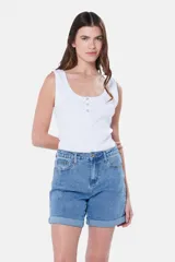Short de jean celeste con spandex y ruedo doblado.