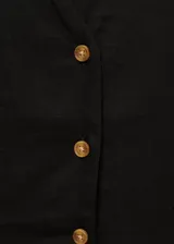 Vestido midi negro de lino con escote en V, mangas cortas con dobladillo y cierre frontal con botones.