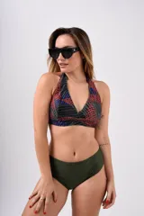 Bikini con top cruzado y bombacha alta, confeccionado en lycra con filtro UV 50.