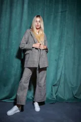 Conjunto sastrero a cuadros grises, compuesto por un blazer de corte clásico y un pantalón palazzo.