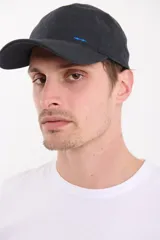 Gorro con visera color verde oscuro con logo bordado en azul.
