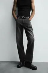 Pantalón de jean celeste de corte flare, con cinco bolsillos, efecto lavado y bajo con acabado irregular.