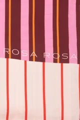 Pareo rectangular de viscosa con estampado de flores rojas sobre fondo borgoña y borde inferior con rayas verticales rojas, amarillas y blancas.