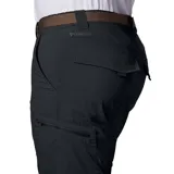 Pantalón de senderismo convertible en short, color negro, con cinturón marrón y múltiples bolsillos.