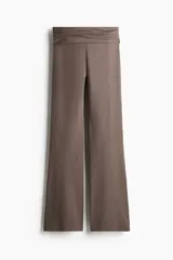 Pantalón marrón de punto suave con cintura ancha plegable y piernas rectas con bajo acampanado.