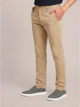 Pantalón chino color beige, de corte recto, con bolsillos laterales y traseros.