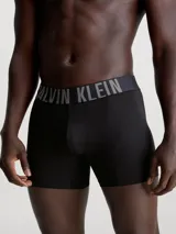 Pack de 3 boxers largos negros con cinturilla elástica distintiva de Calvin Klein, confeccionados en microfibra suave con un toque sedoso.