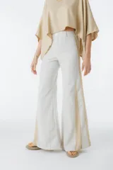 Pantalón palazzo color beige con detalles de crochet en los laterales.